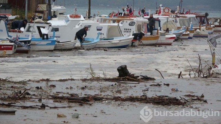 Çanakkale'de sağanak: Cadde ve sokaklar göle döndü
