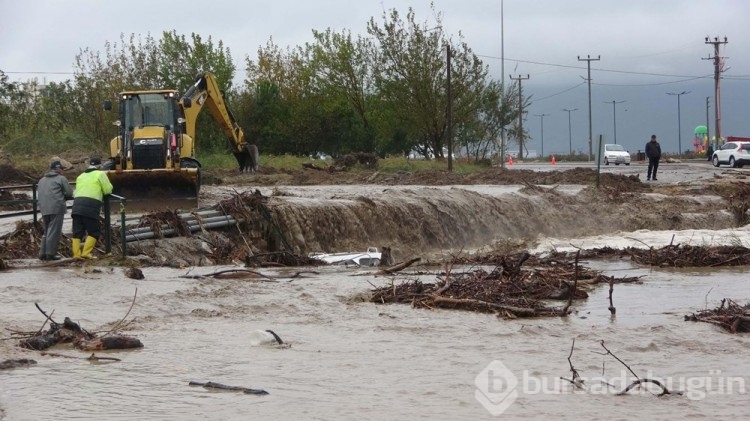 Çanakkale'de sağanak: Cadde ve sokaklar göle döndü
