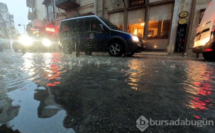 Çanakkale'de sağanak: Cadde ve sokaklar göle döndü
