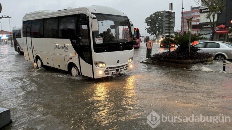 Çanakkale'de sağanak: Cadde ve sokaklar göle döndü
