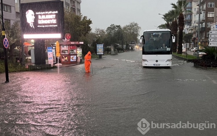 Çanakkale'de sağanak: Cadde ve sokaklar göle döndü
