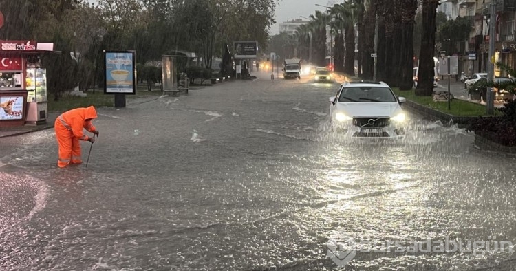 Çanakkale'de sağanak: Cadde ve sokaklar göle döndü
