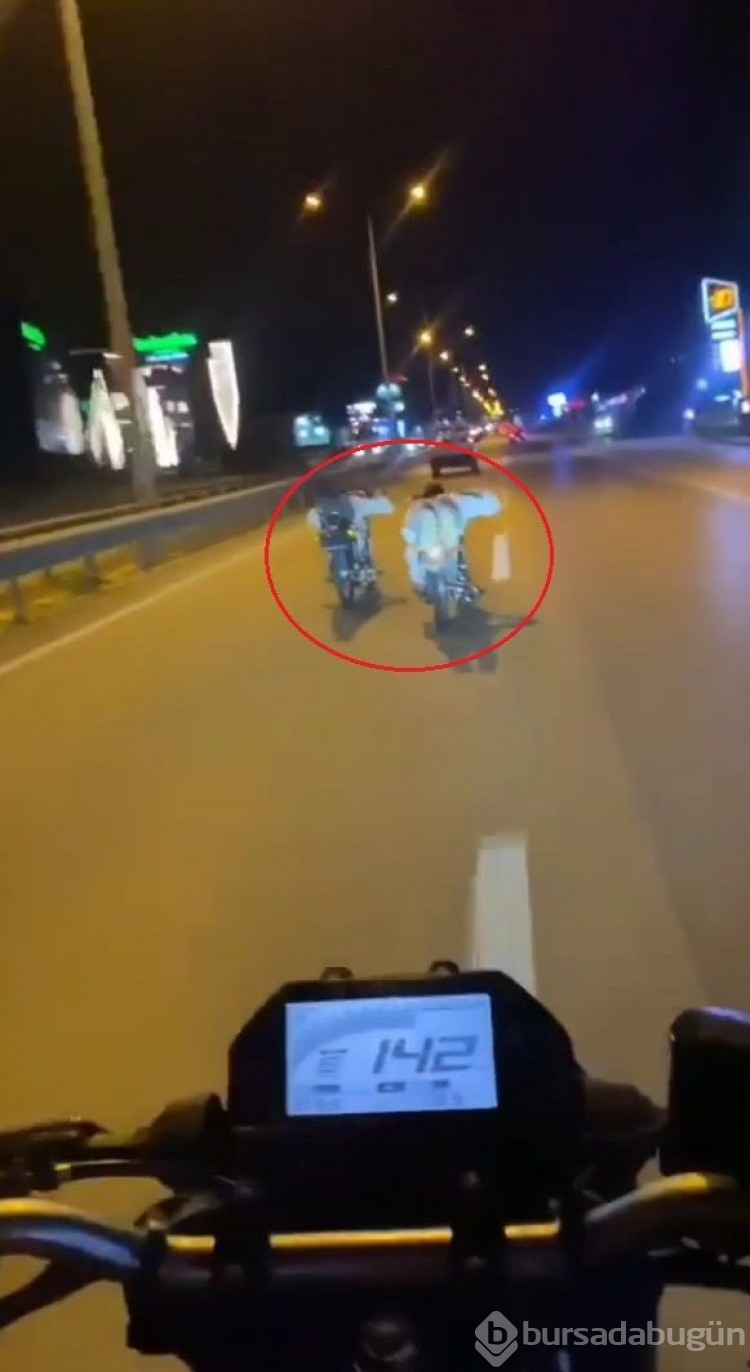 Bursa'da akılalmaz manzara: Motosikletin üzerine yüzüstü uzanarak yarış yaptılar