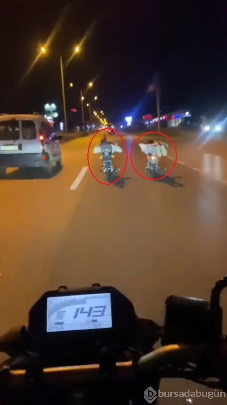 Bursa'da akılalmaz manzara: Motosikletin üzerine yüzüstü uzanarak yarış yaptılar