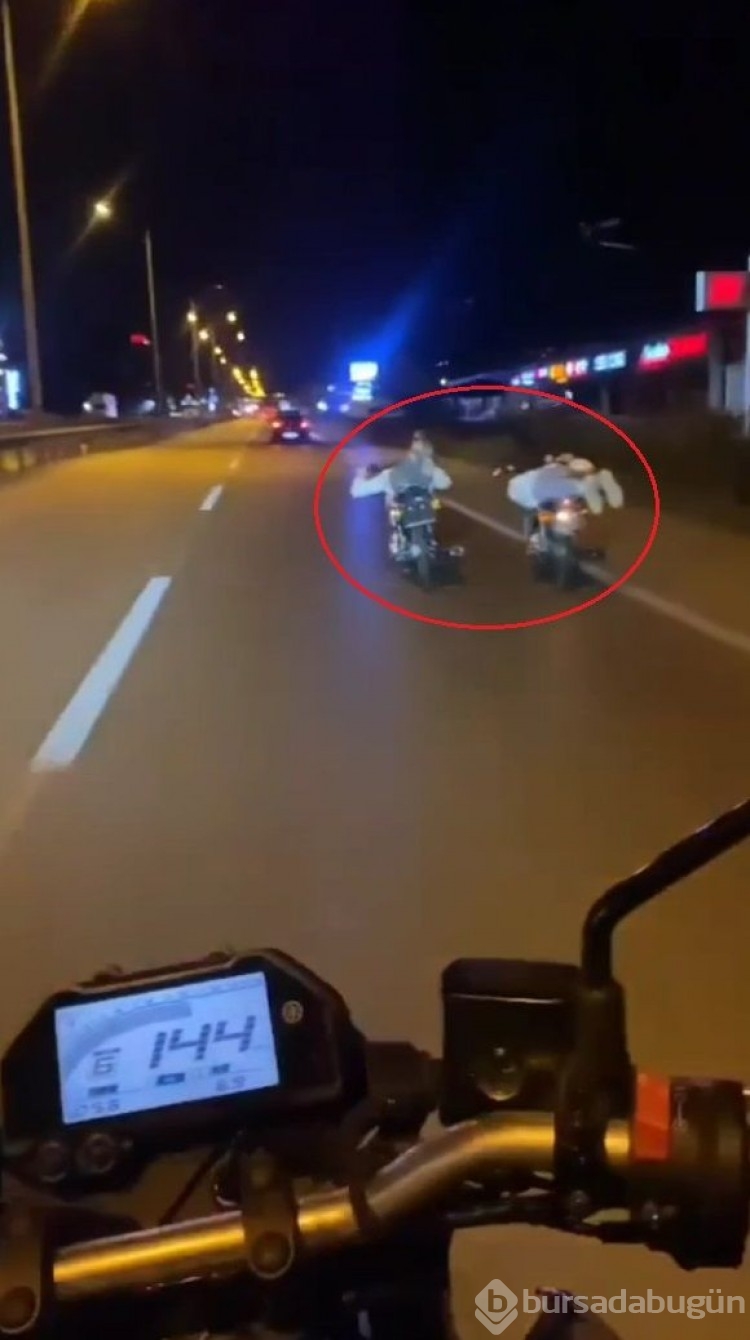 Bursa'da akılalmaz manzara: Motosikletin üzerine yüzüstü uzanarak yarış yaptılar