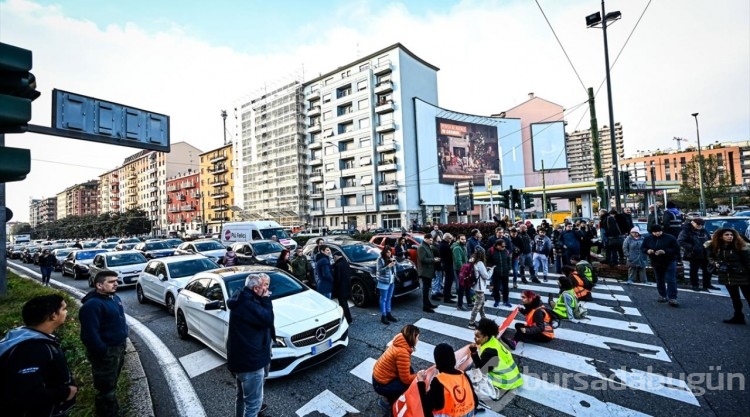 İtalya'da iklim aktivistleri yolu kapatarak eylem yaptı
