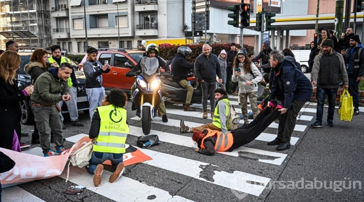 İtalya'da iklim aktivistleri yolu kapatarak eylem yaptı
