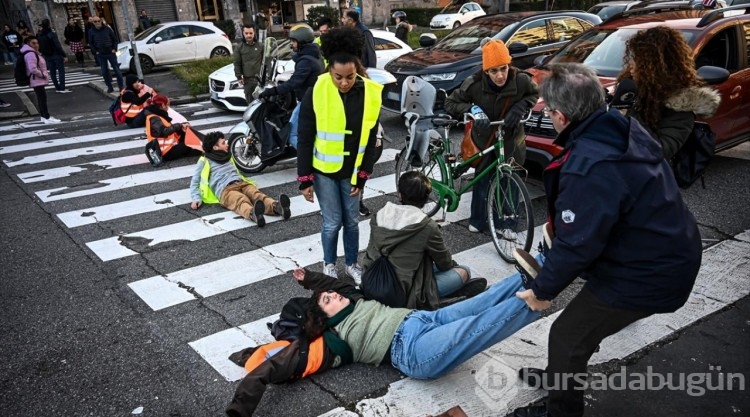 İtalya'da iklim aktivistleri yolu kapatarak eylem yaptı

