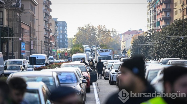 İtalya'da iklim aktivistleri yolu kapatarak eylem yaptı
