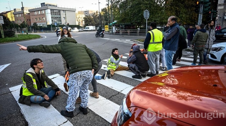 İtalya'da iklim aktivistleri yolu kapatarak eylem yaptı
