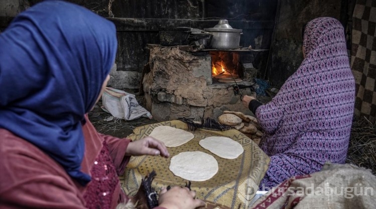 Gazze'de zor şartlar! Kil fırınında ekmek yapıyorlar