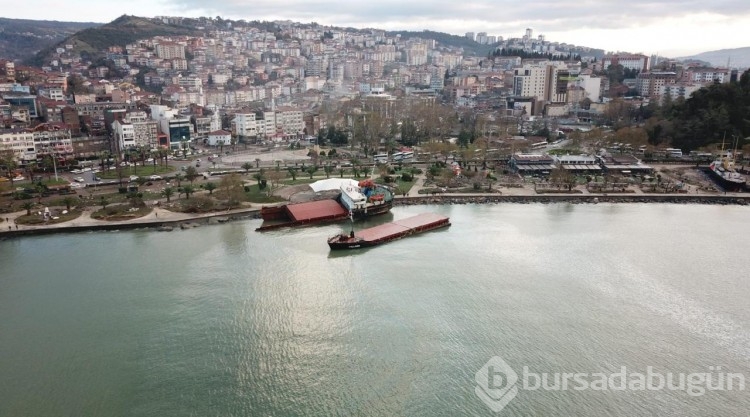 Zonguldak'ta ortadan ikiye ayrılan gemiden havadan görüntüler...