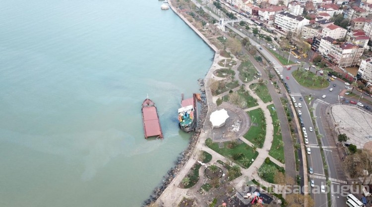 Zonguldak'ta ortadan ikiye ayrılan gemiden havadan görüntüler...