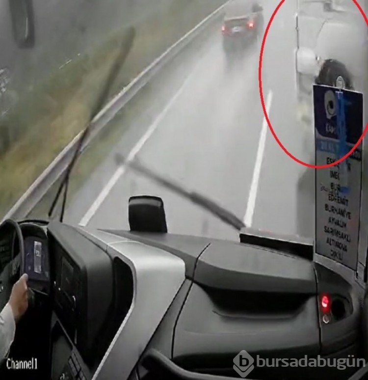 Bursa'da yolcu otobüsü, hafriyat kamyonuna çarptı!