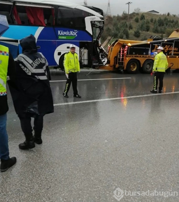 Bursa'da yolcu otobüsü, hafriyat kamyonuna çarptı!
