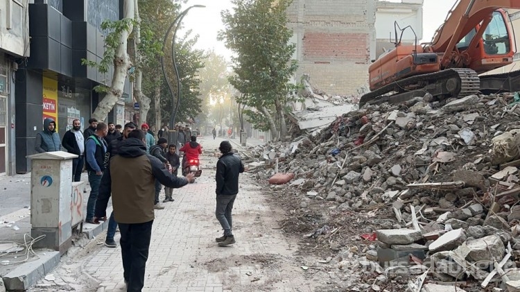 Adıyaman'da ağır hasarlı 5 katlı bina çöktü
