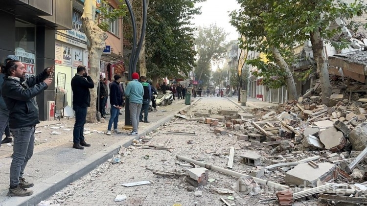 Adıyaman'da ağır hasarlı 5 katlı bina çöktü
