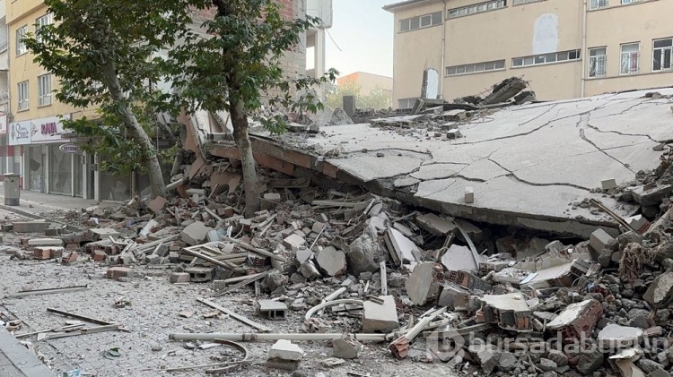 Adıyaman'da ağır hasarlı 5 katlı bina çöktü
