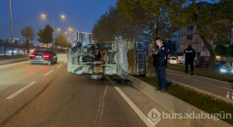 Bursa'da palet yüklü kamyonetin lastiği patladı! Devrildi