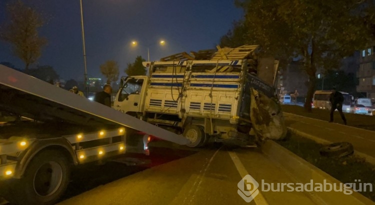 Bursa'da palet yüklü kamyonetin lastiği patladı! Devrildi