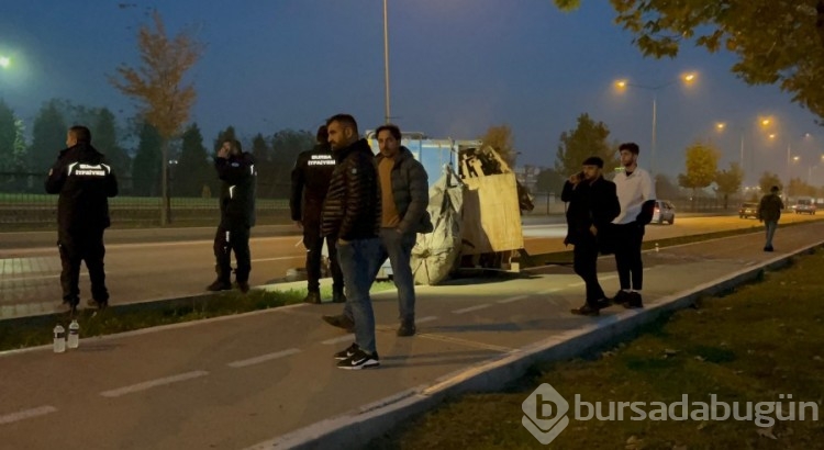 Bursa'da palet yüklü kamyonetin lastiği patladı! Devrildi
