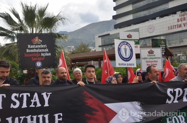 Bursa'da sağlık çalışanları Gazze için siyah önlük giydi