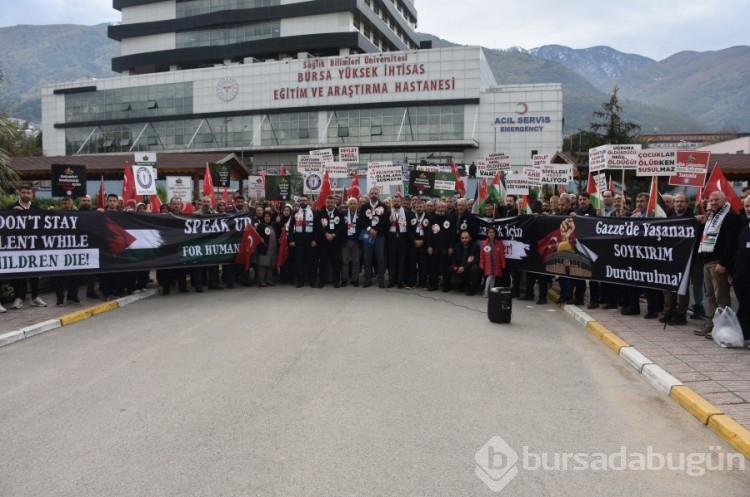 Bursa'da sağlık çalışanları Gazze için siyah önlük giydi