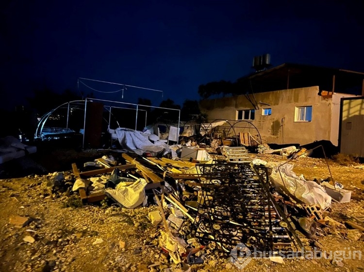 Hatay'da depremzedelerin kurduğu 5 çadır yangında kül oldu
