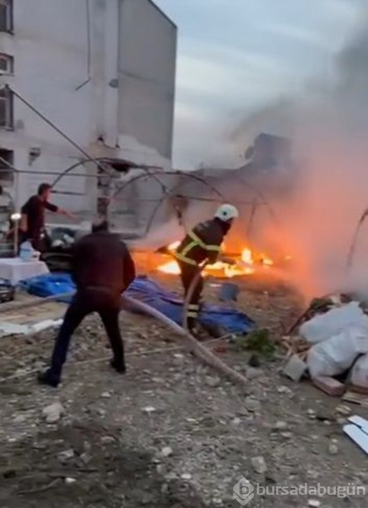 Hatay'da depremzedelerin kurduğu 5 çadır yangında kül oldu
