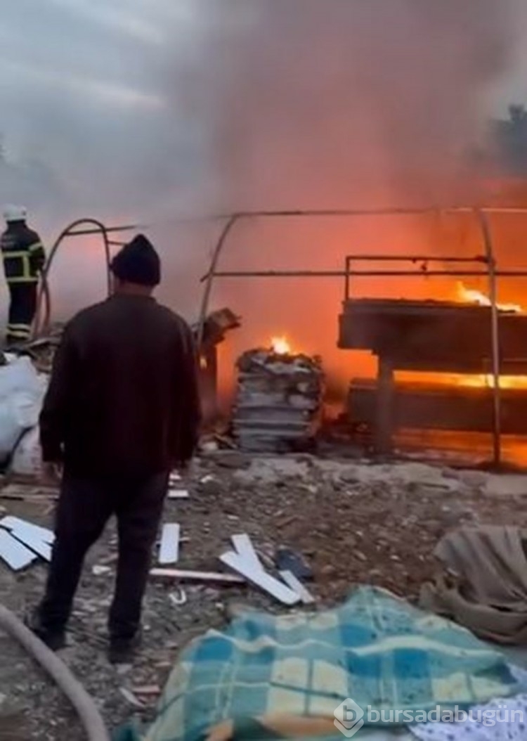 Hatay'da depremzedelerin kurduğu 5 çadır yangında kül oldu
