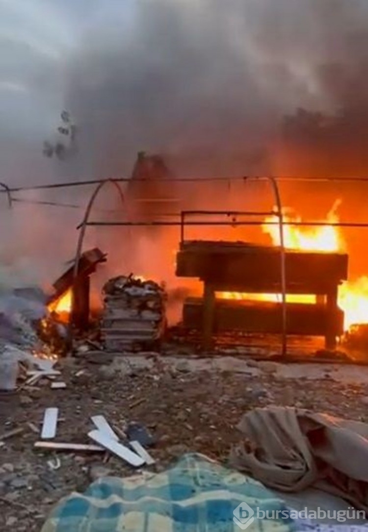 Hatay'da depremzedelerin kurduğu 5 çadır yangında kül oldu
