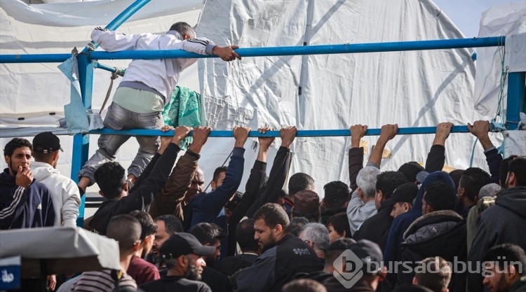 UNRWA İsrail saldırıları altındaki Gazzelilere un dağıttı
