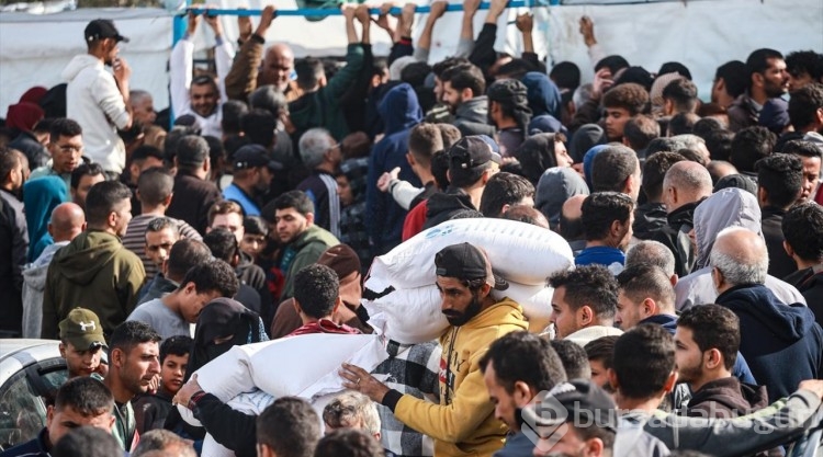 UNRWA İsrail saldırıları altındaki Gazzelilere un dağıttı
