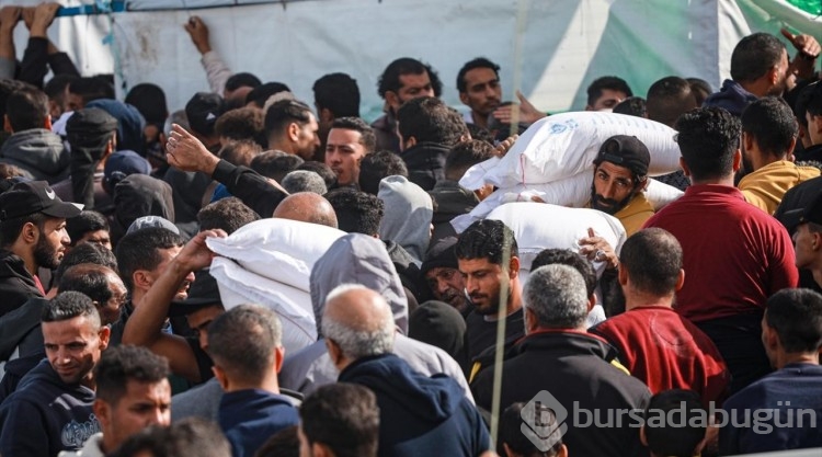 UNRWA İsrail saldırıları altındaki Gazzelilere un dağıttı
