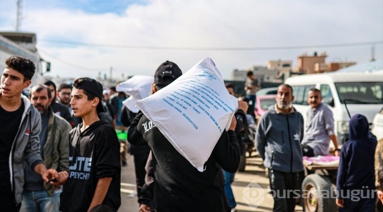 UNRWA İsrail saldırıları altındaki Gazzelilere un dağıttı
