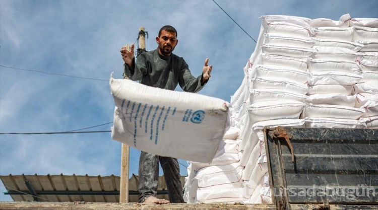 UNRWA İsrail saldırıları altındaki Gazzelilere un dağıttı
