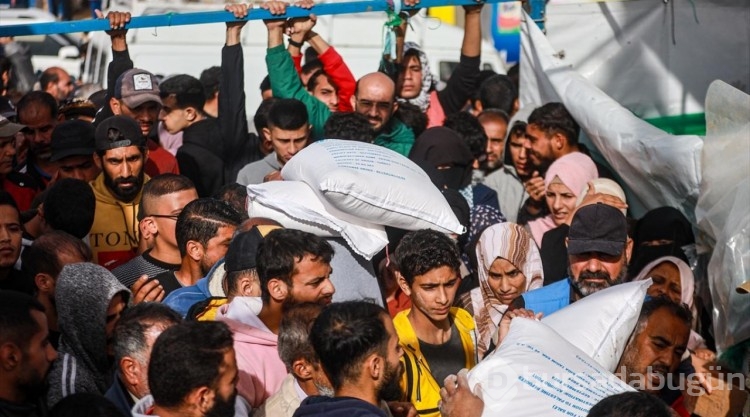 UNRWA İsrail saldırıları altındaki Gazzelilere un dağıttı
