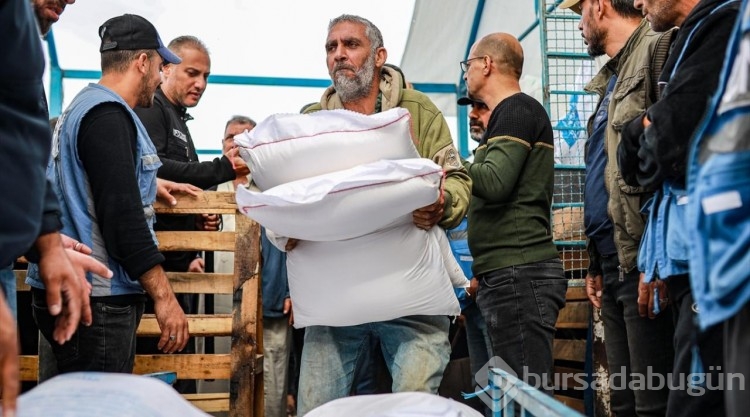 UNRWA İsrail saldırıları altındaki Gazzelilere un dağıttı
