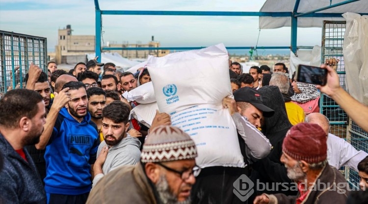 UNRWA İsrail saldırıları altındaki Gazzelilere un dağıttı
