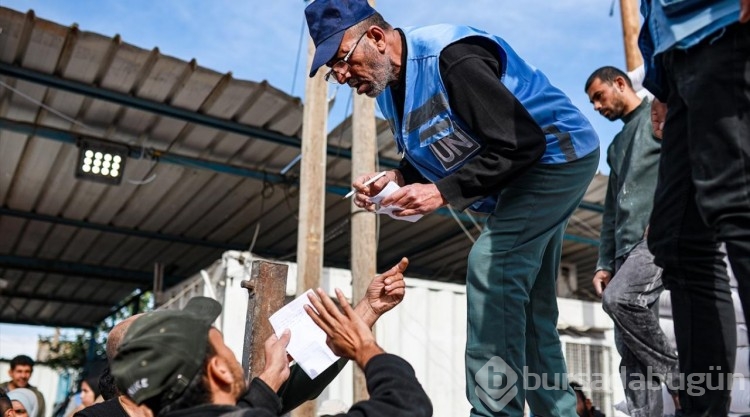 UNRWA İsrail saldırıları altındaki Gazzelilere un dağıttı
