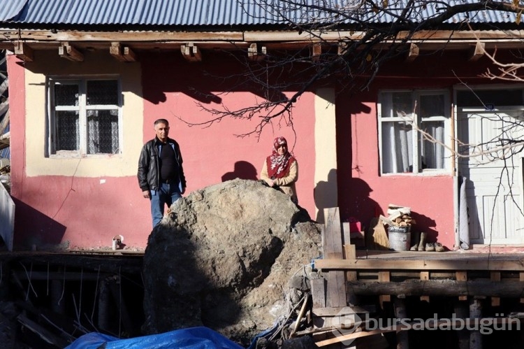 Dağdan kopan kaya balkona girdi
