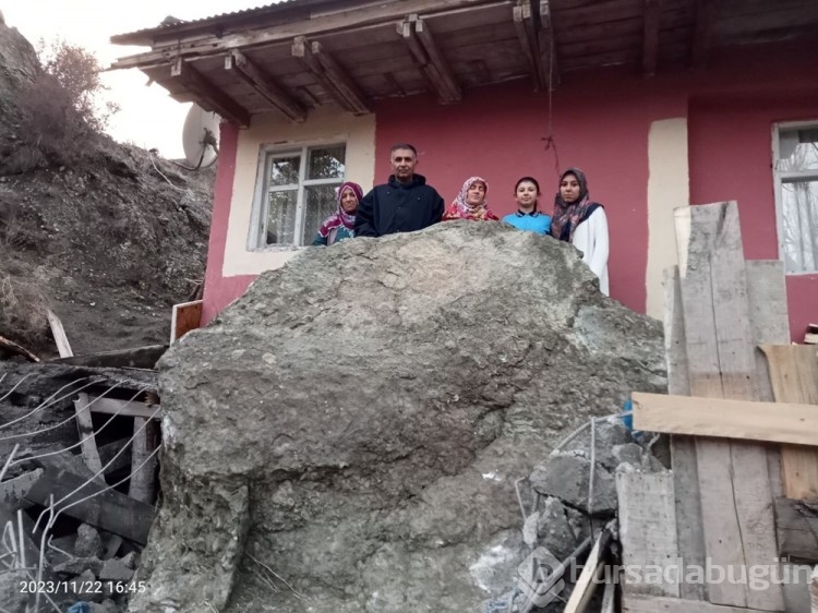 Dağdan kopan kaya balkona girdi
