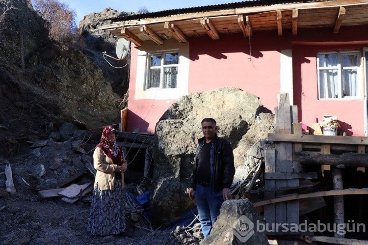 Dağdan kopan kaya balkona girdi
