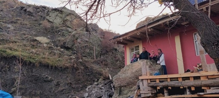 Dağdan kopan kaya balkona girdi
