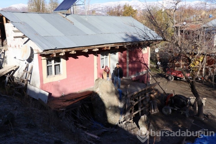 Dağdan kopan kaya balkona girdi
