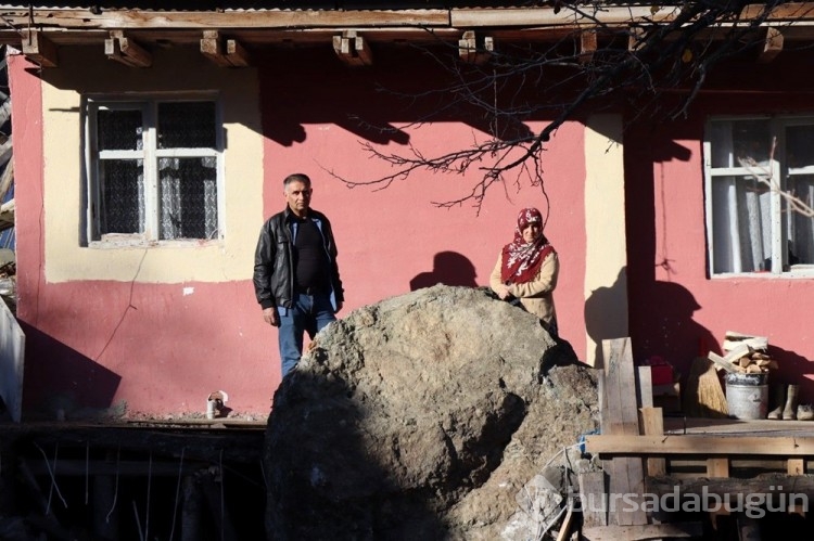 Dağdan kopan kaya balkona girdi
