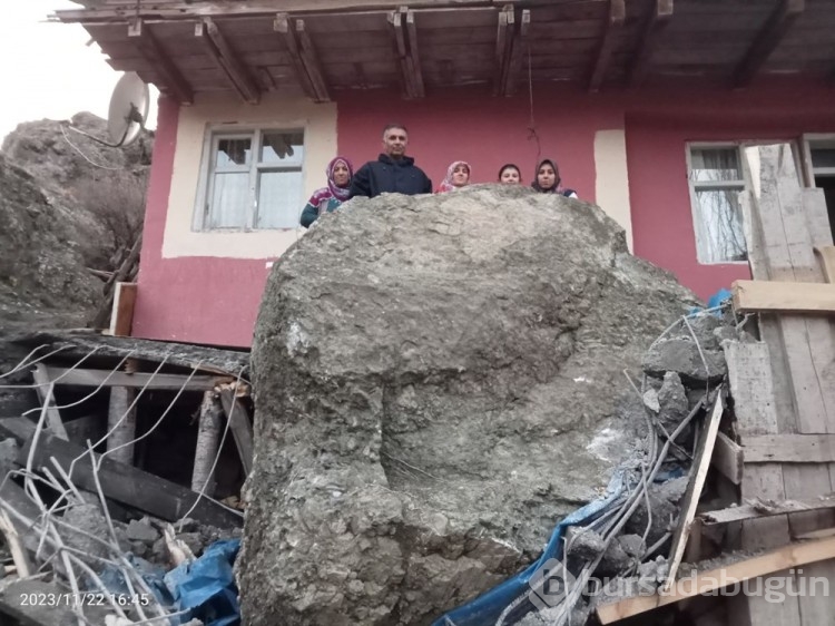 Dağdan kopan kaya balkona girdi
