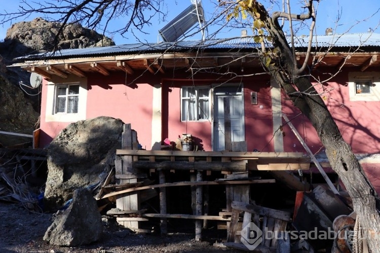 Dağdan kopan kaya balkona girdi

