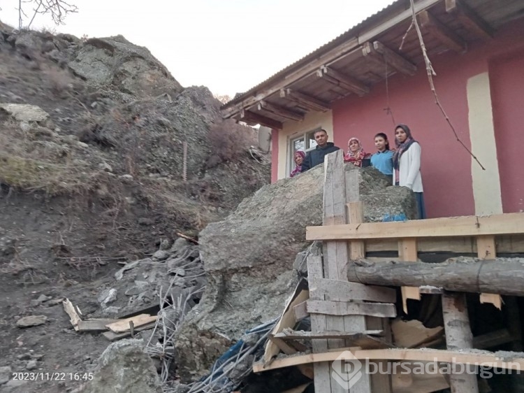 Dağdan kopan kaya balkona girdi
