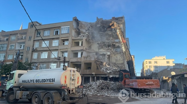 Şanlıurfa'da ağır hasarlı binaların yıkımı sürüyor
